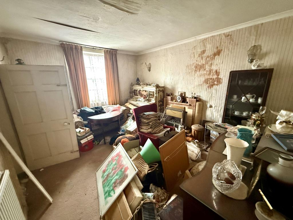 Lot: 141 - FIVE-BEDROOM PERIOD PROPERTY FOR REFURBISHMENT ON SITE WITH POTENTIAL - Reception room